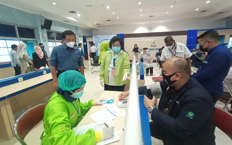 Tolak Corona, Ratusan Pegawai PLN di Palembang Disuntik Vaksin