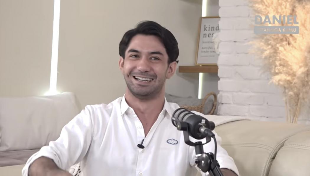 Reza Rahadian Bisa Sekolahkan Adik di Boston, Dulunya Sempat Jualan Karpet Hingga Jadi Pelayan   