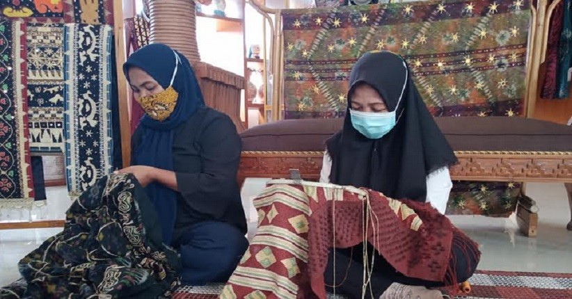 Mengenal Kain Ikat Inuh Khas Lampung Selatan