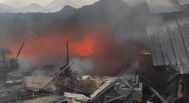 Penampakan Kebakaran di Tanah Abang: Api Berkobar di Bangunan Semi Permanen