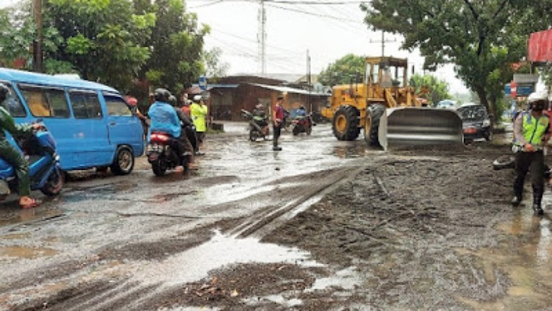 Banjir Pasir di Jalan Wangurer, Begini Aksi Mulia Sat Lantas Polres Bitung