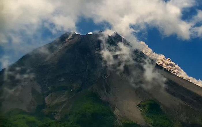  Siang Ini, Merapi Semburkan 2 Kali Awan Panas Sejauh 1,5 Km 