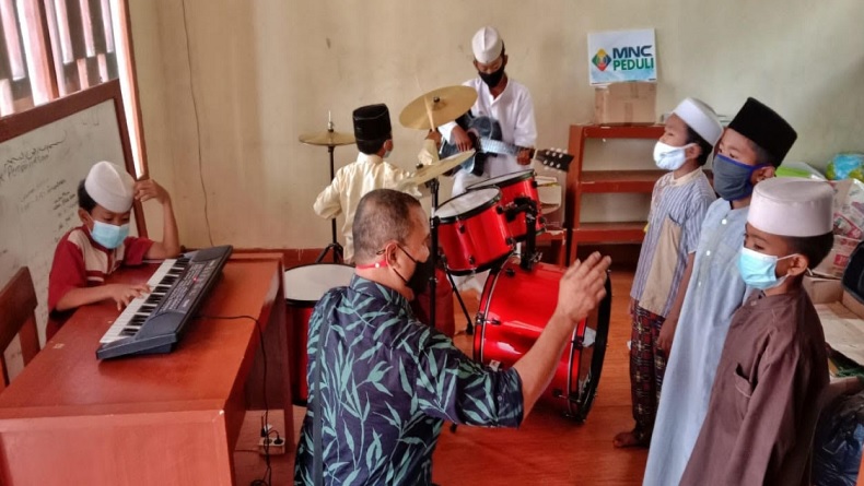 MNC Peduli Asah Kreativitas Anak-Anak di Bantar Gebang melalui Pelatihan Musik