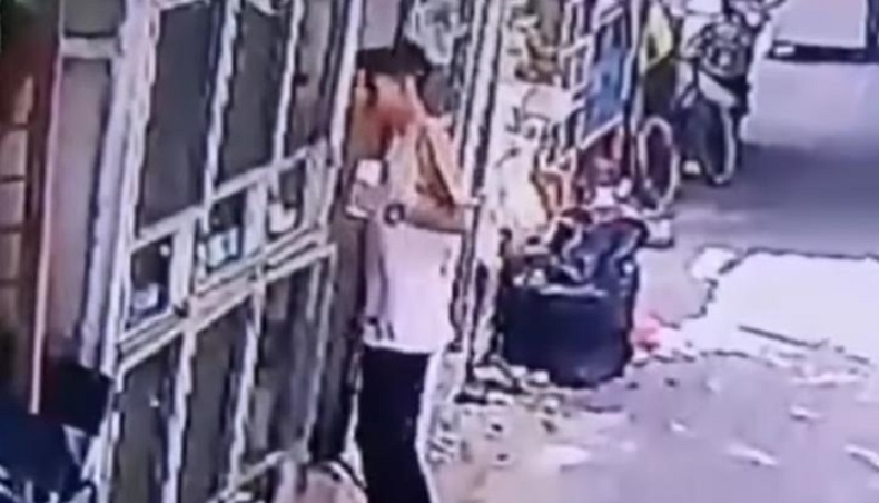 Aksi Pemuda Curi Burung Merpati di Cakung Terekam CCTV