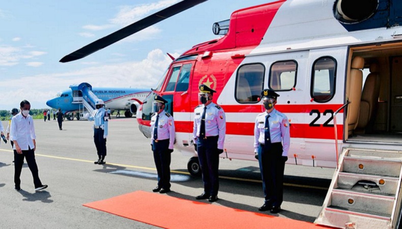 Tiba di NTT, Jokowi Lanjutkan Perjalanan ke Lokasi Bencana Pakai Heli Super Puma