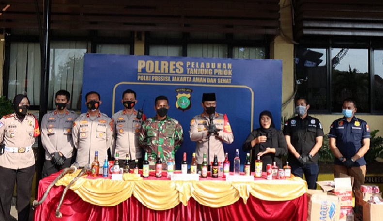 Polres Pelabuhan Tanjung Priok Sita 959 Botol Miras Jelang Ramadan