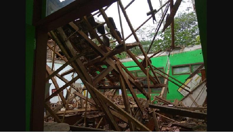 Gempa Bumi M6,7 Guncang Malang, Atap Gedung SMP 2 Trenggalek Ambrol