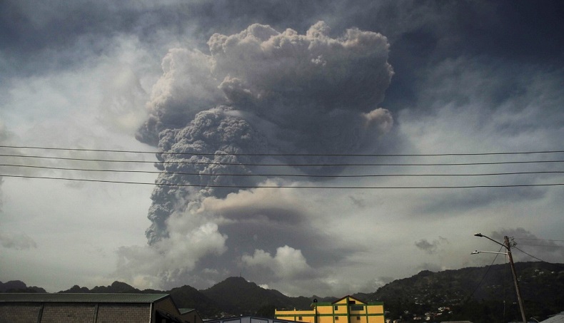 Gunung Berapi Meletus, Ribuan Warga Dievakuasi