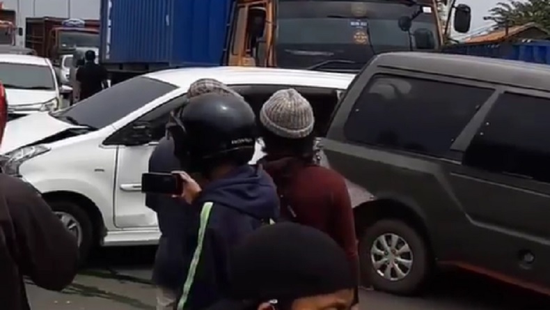 Kecelakaan Beruntun di Flyover Cipendawa Bekasi, Diduga Rem Truk Kontainer Blong