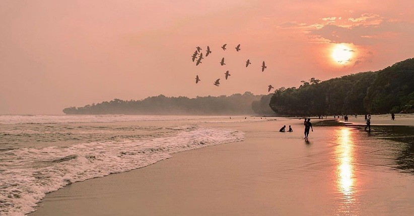 5 Keindahan Pantai Sawarna di Banten, Pasir Putihnya Eksotis Bikin Susah Move On