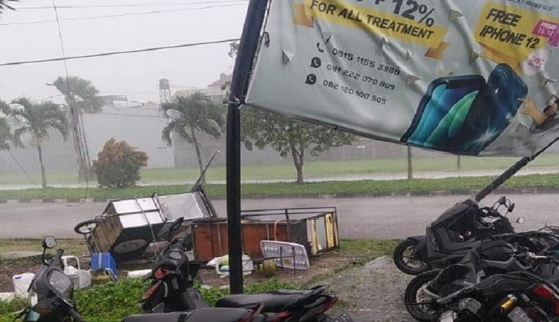 Angin Kencang dan Hujan Es Hebohkan Warga Bandung