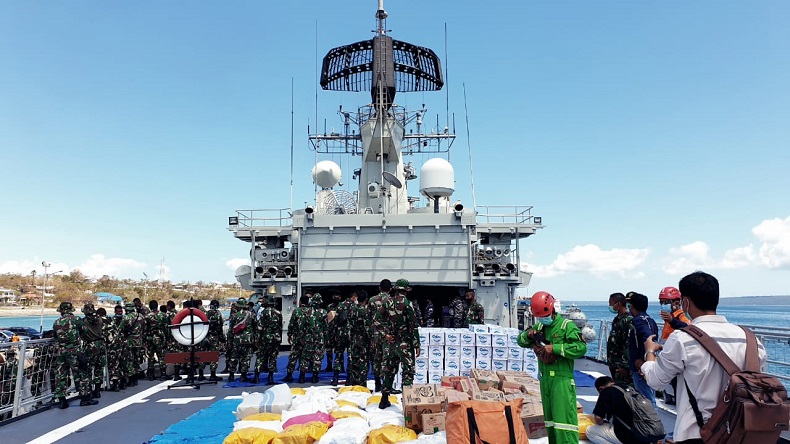 TNI Kerahkan KRI Ahmad Yani 351 Kirim 12 Ton Bantuan ke NTT
