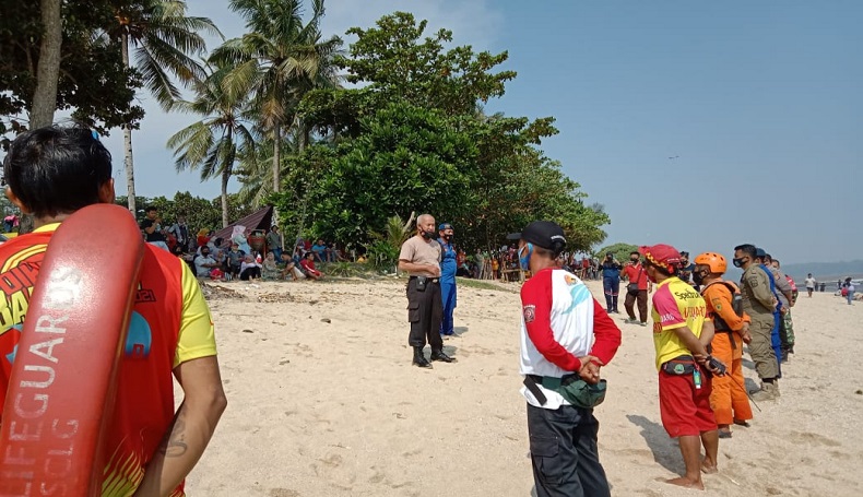Berenang di Pantai Karapyak Pangandaran, Kakak Beradik Digulung Ombak