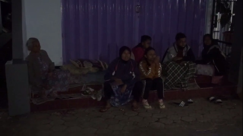 Takut Gempa Susulan, Warga Majang Tengah Malang Tidur di Teras Rumah