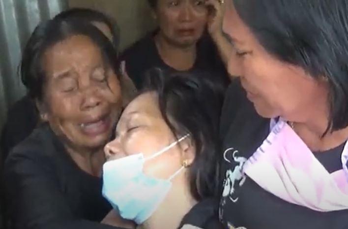 Isak Tangis Iringi Kedatangan Jenazah Guru yang Ditembak KKB, Istri Pingsan