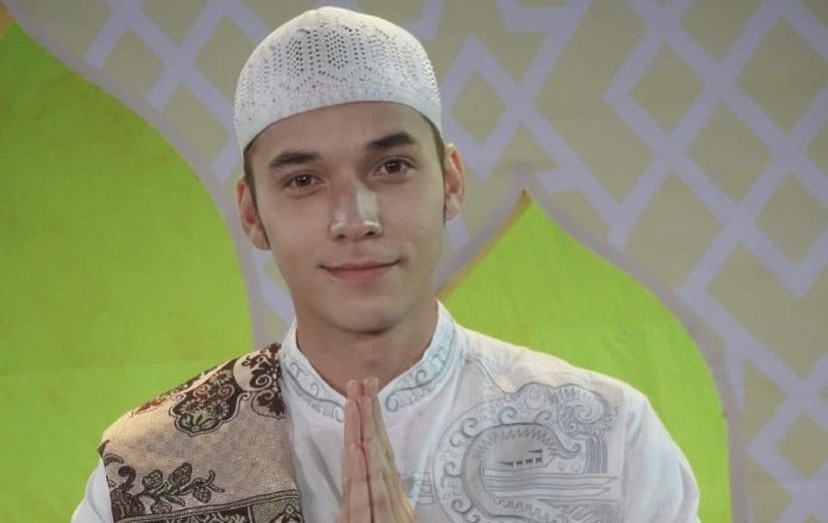 Stefan William Muncul Pakai Baju Koko dan Peci, Netizen: Masya Allah Ganteng Banget