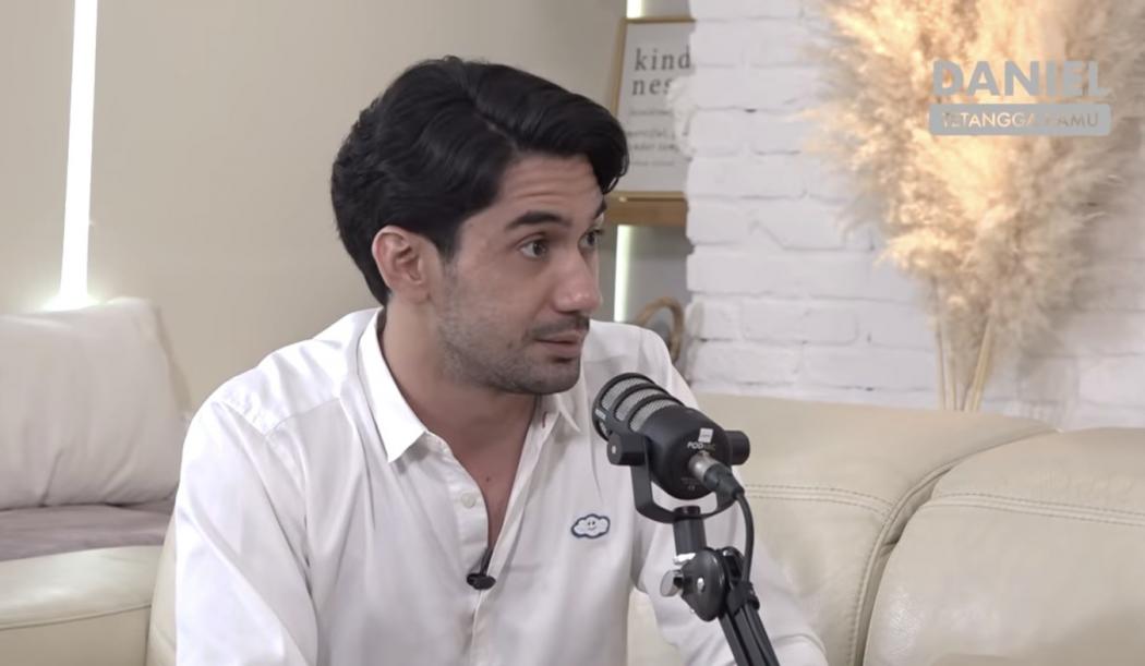 Reza Rahadian Jadi Mualaf, Respons sang Ibu Bikin Terenyuh