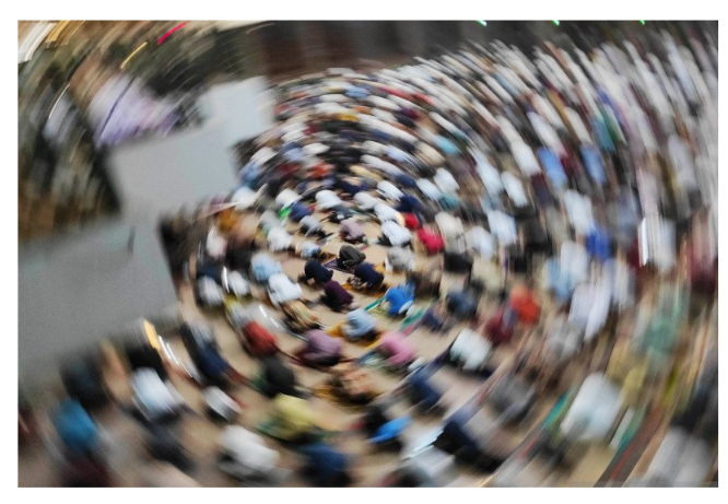 Salat Tarawih Pertama Ramadan di Masjid Al Markaz Diikuti Seribuan Jemaah