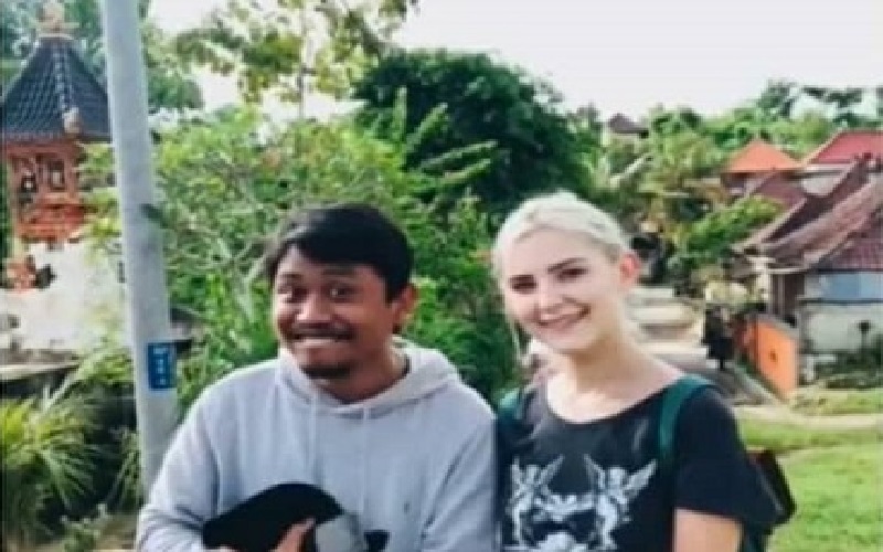 Penampakan Eva Elfie Bintang Film Dewasa Rusia yang Dikerubuti Pria di Bali