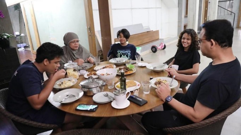 Sambil Santap Malam,  Anies Baswedan Bahas Rencana Salat Tarawih Bareng Keluarga