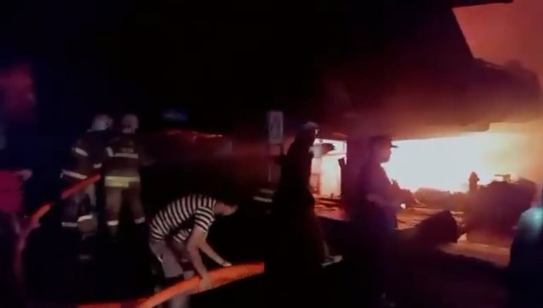 Kebakaran Landa Pasar Inpres Jaksel, Asap Hitam Membumbung Tinggi