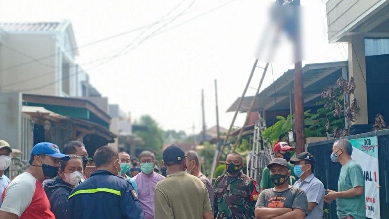 Pria Tewas Tergantung di Tiang Listrik saat Perbaiki Lampu Jalan Perumahan Bekasi
