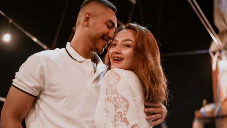 Cinta Produk Lokal, 5 Gaya Busana Siti Badriah Curi Perhatian Warganet 