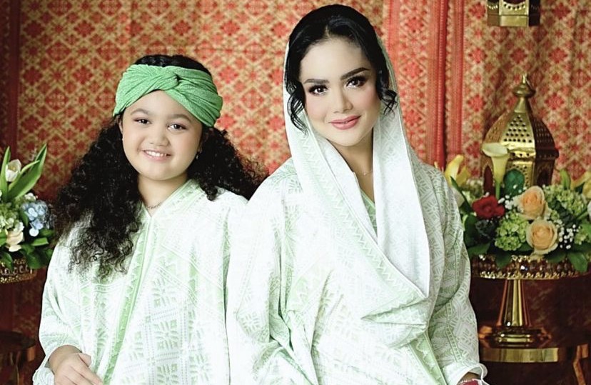 Puasa Pertama Tanpa Raul Lemos, Krisdayanti Jadi Imam Salat Anak-Anaknya   