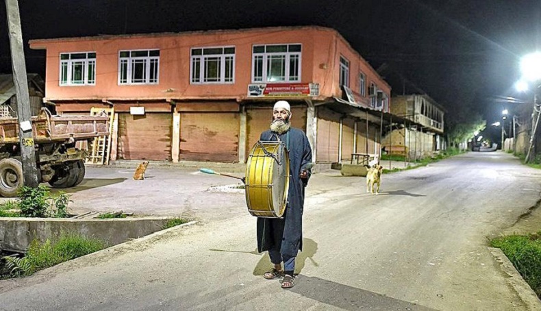 Dijuluki Drummer Ramadan, Pria Ini Bangunkan Orang Sahur selama 20 Tahun