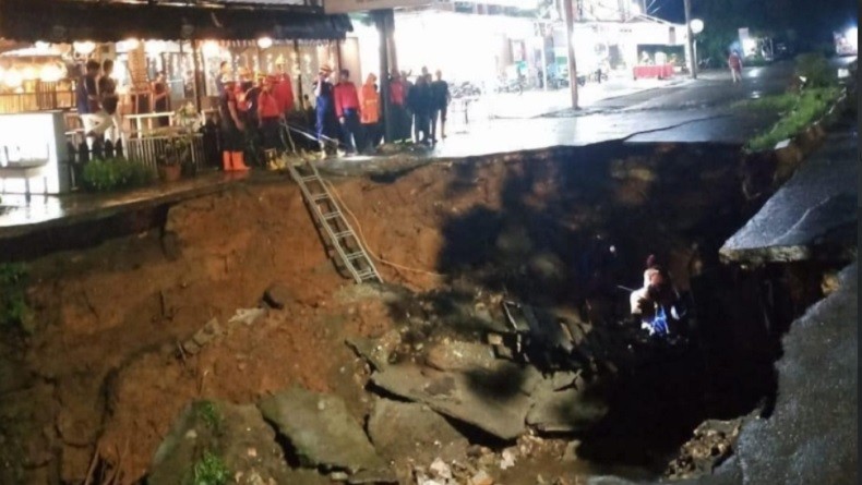 Jalan Ambles di Depan GDC Depok, Pengendara Diimbau Cari Jalur Alternatif