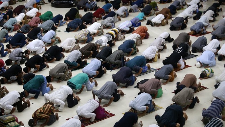 Warga Kabupaten Gorontalo Salat Tarawih dengan Protokol Kesehatan Ketat 