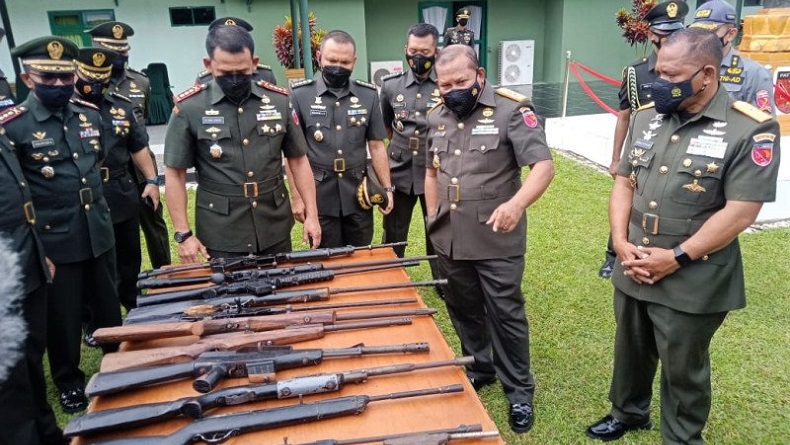 Warga Pulau Ambon Sukarela Serahkan Ratusan Senpi kepada Aparat