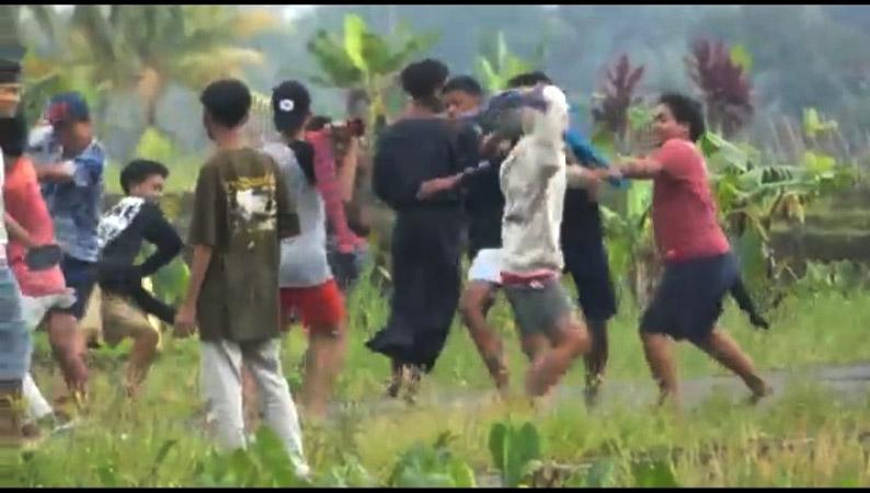 Usai Salat Subuh, Remaja di Desa Bobosan Banyumas Ini Saling Gebuk dengan Sarung