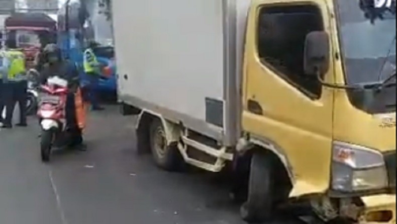 Truk Boks Patah As Roda di Jalan Gatot Subroto, Lalu Lintas Padat 