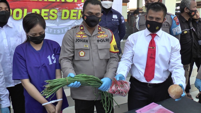 Belanja di Pasar Pakai Upal, Perempuan Cantik Ini Ditangkap Para Pedagang 