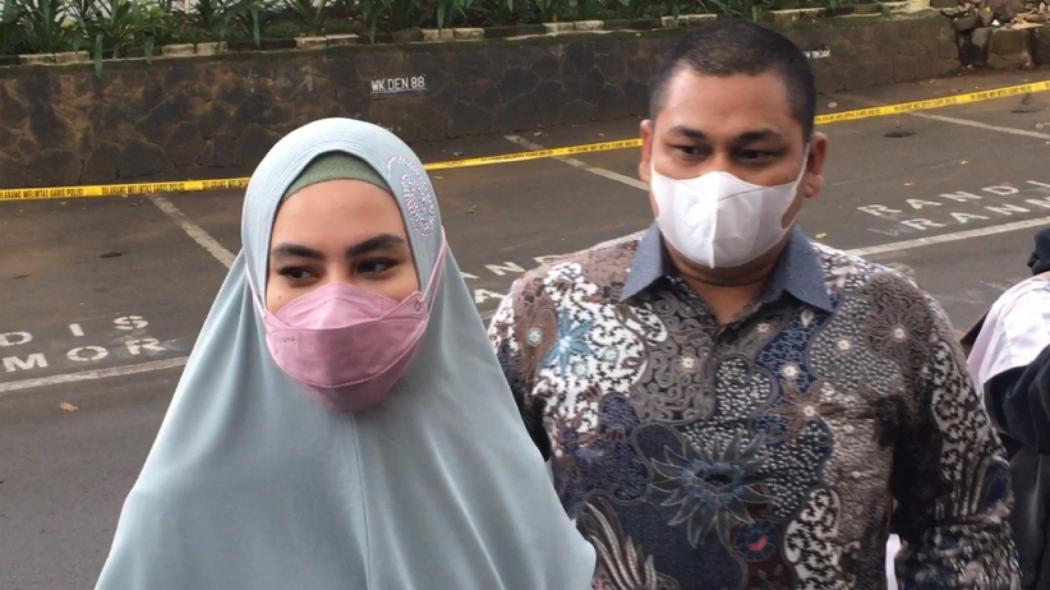 Bersama Suami Kartika Putri Sambangi Polda Metro Jaya, Ada Apa?