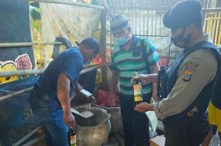Digerebek Polisi, Pedagang Simpan Miras di Dalam Gentong