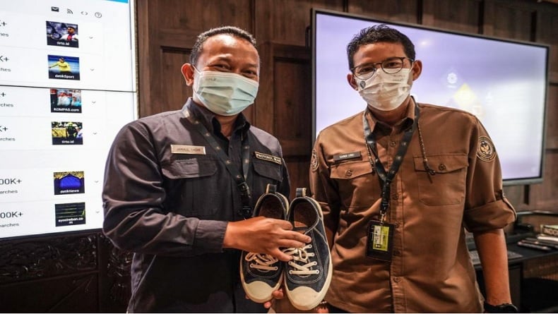 Pegawai Protokoler Tak Bisa Mudik, Sandiaga Uno Hadiahkan Sepatu Kesayangannya