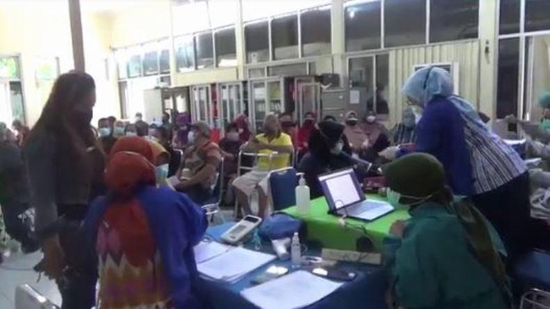 Lansia di Semarang Tetap Semangat Ikuti Vaksinasi Covid-19 saat Ramadan 