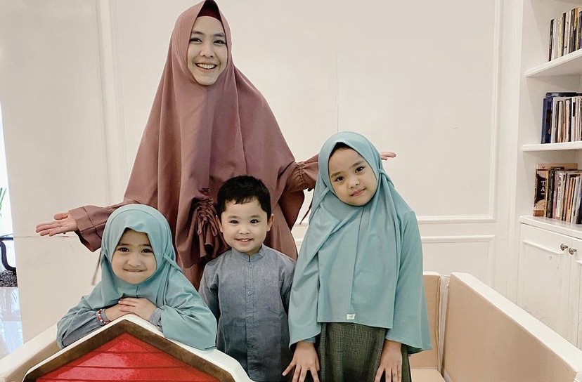Biasakan Bangun Sahur, Cara Oki Setiana Dewi Ajarkan Anak-anaknya Berpuasa   