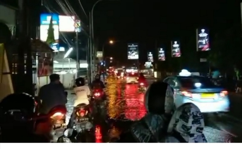 Hujan Deras sejak Sore, Jalan Raya Jatiwaringin Bekasi Sempat Tergenang