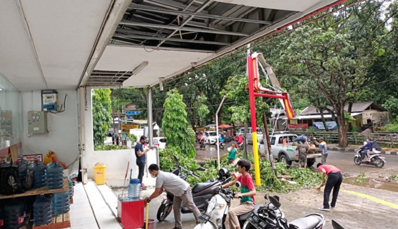 Hujan Disertai Angin Kencang, Pohon Tumbang Timpa Minimarket di Tangsel