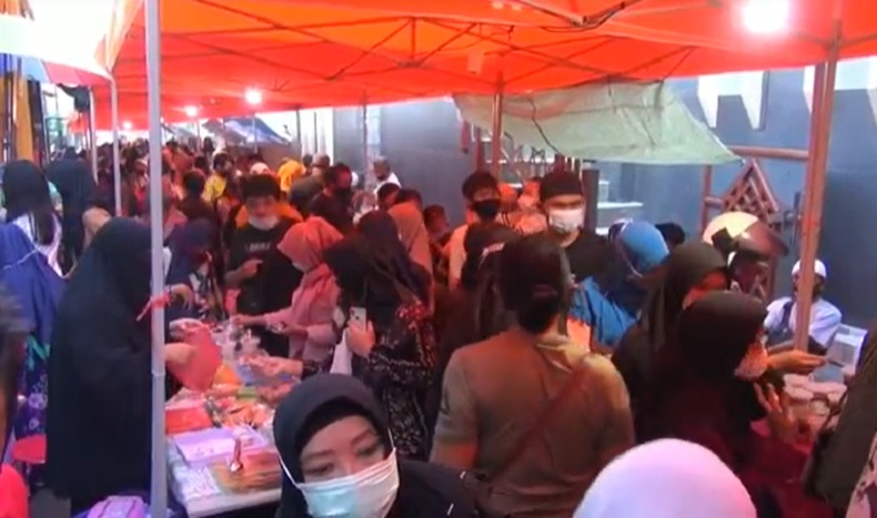 Pengunjung Berdesakan, Pasar Takjil Kampung Jawa di Denpasar Diserbu Warga