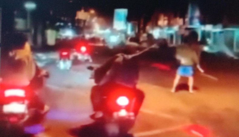 Polisi Bubabarkan Aksi Kelompok Remaja di 3 Desa KBB Perang Sarung Isi Batu