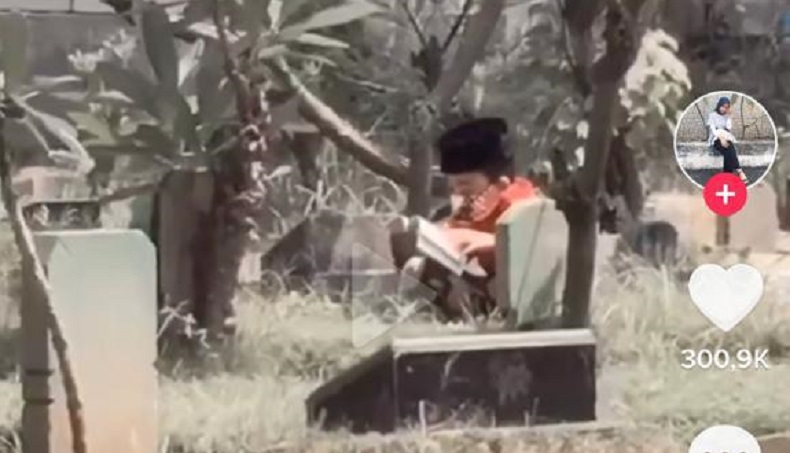 Terharu, Anak Saleh Baca Yasin Sendirian di Kuburan