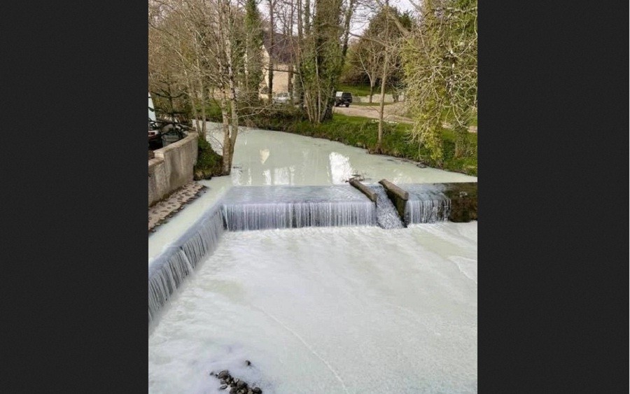 Sungai Jernih Ini Tiba-Tiba Berubah jadi Sungai Susu, Bukan di Negeri Dongeng!