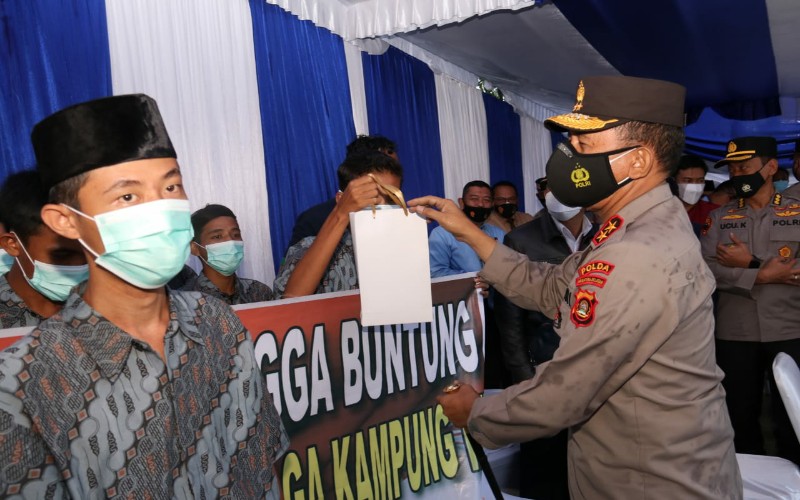 Polda Sumsel Berikan Alquran dan Sembako di Eks Kampung Narkoba 