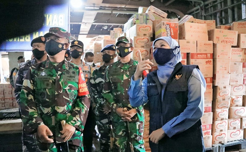 Gubernur Khofifah Berangkatkan 30 Truk Bantuan untuk Korban Bencana NTT 