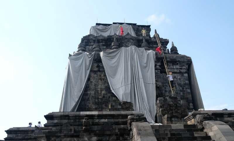  Arah Ancaman Erupsi Merapi Berubah, Terpal Penutup Candi Mendut Dilepas