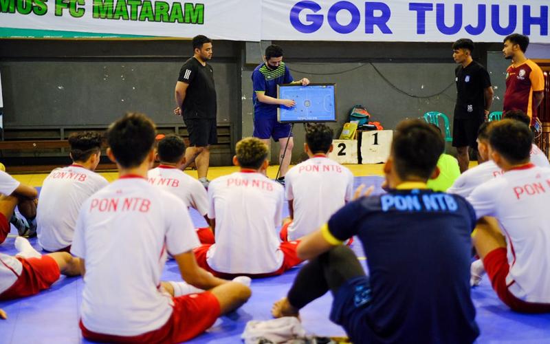 Coach Kensuke Takahashi Berbagi Ilmu ke Tim Futsal PON NTB 